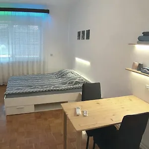 Roomserv Privatunterkunft